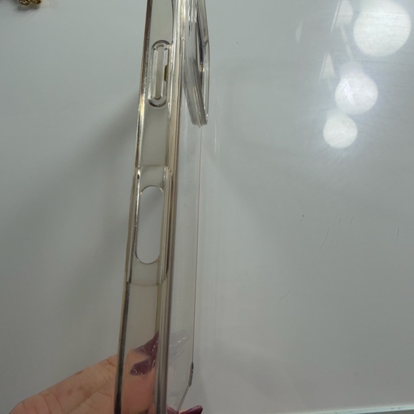 Insignia™ - Hard-Shell Case for Apple iPhone 17 Pro - Clear - Picture 5 of 7